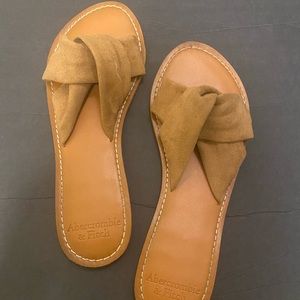 Abercrombie & Fitch  Women's Twist Strap Slides Sandals / Flip Flops Size 7/8
